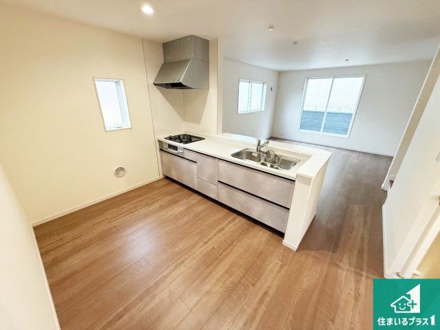 泉大津市池浦町　新築一戸建てのキッチン|リビングと統一感があり、使い勝手のいいキッチン。広々としているので、二人並んで作業が出来ちゃいます。お子様と一緒に色々なお料理に挑戦できるスペースがあります。