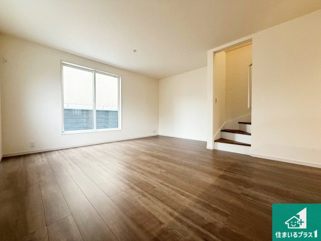 泉大津市池浦町　新築一戸建ての居間・リビング|明るいリビングで朝の目覚めもスッキリできそう！対面キッチンでご家族のコミュニケーションも自然と増える設計！小さなお子様が遊ぶスペースを作っても広々とくつろげるLDK！