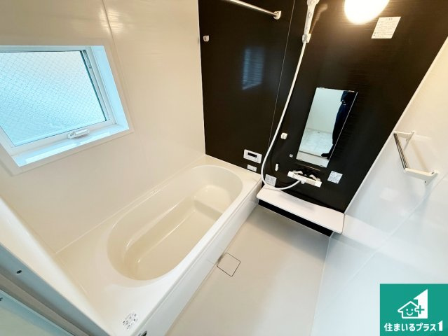 泉大津市池浦町　新築一戸建ての浴室|足をゆったり伸ばして寛げる浴槽です。窓が設けられていますので差し込む光が明るく穏やかな雰囲気にしてくれます♪浴室乾燥機も設置しているので、雨の日の洗濯物も安心です♪