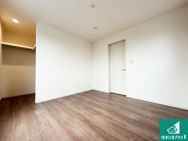 泉大津市池浦町　新築一戸建ての洋室|ウォークインクローゼット付きで生活スペースもスッキリできます。各居室にも収納がありますので、お子様の衣類やおもちゃなどもしっかり収納できます。