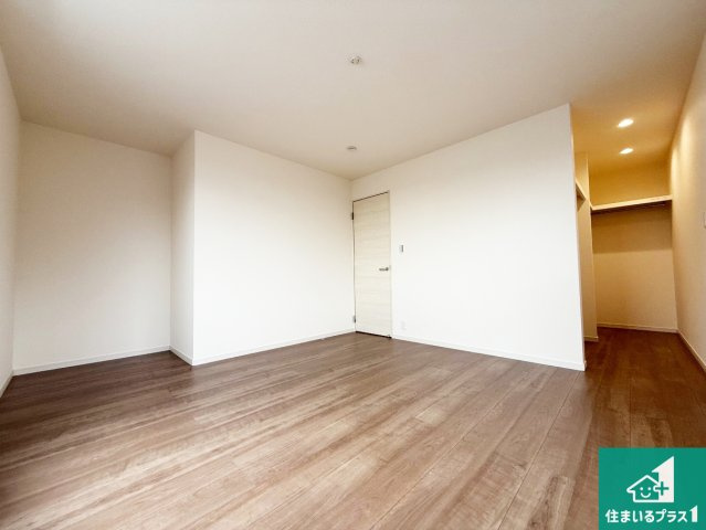 泉大津市池浦町　新築一戸建ての洋室|ウォークインクローゼット付きで生活スペースもスッキリできます。各居室にも収納がありますので、お子様の衣類やおもちゃなどもしっかり収納できます。