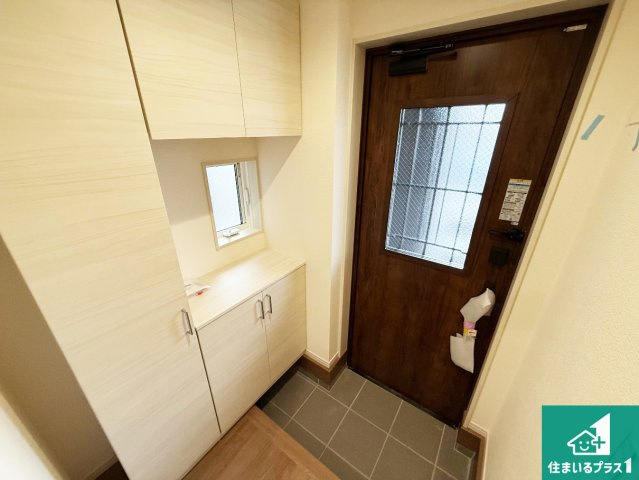 泉大津市池浦町　新築一戸建ての玄関|シューズボックスにはたくさんの靴が収納できるので玄関周りはいつもスッキリ！ご家族が増えても安心！