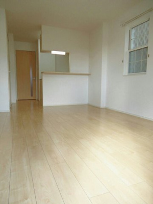 【居間・リビング】 | クラリスＢ | こちらの居間で趣味の時間をお楽しみください