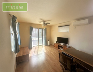 【居間・リビング】 | 大型ルーフバルコニー付き　太陽光発電システム　旭町 | 販売現地