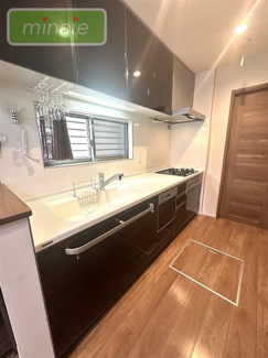 【キッチン】 | 大型ルーフバルコニー付き　太陽光発電システム　旭町 | 販売現地