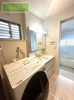 【脱衣所】 | 大型ルーフバルコニー付き　太陽光発電システム　旭町 | 販売現地