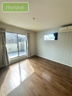 【洋室】 | 大型ルーフバルコニー付き　太陽光発電システム　旭町 | 販売現地