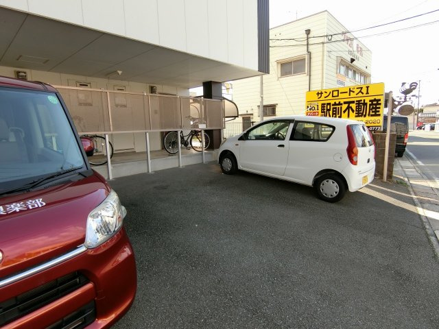 サンロードスIの駐車場|1階に駐車場あります