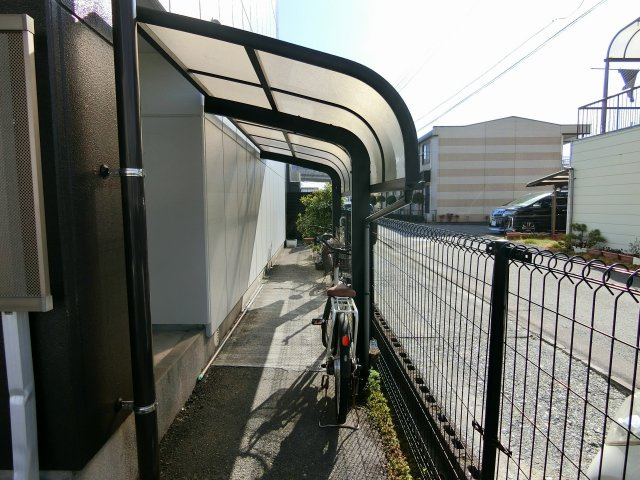 サンロードスIのその他共用部分|屋根付きの駐輪スペースあり