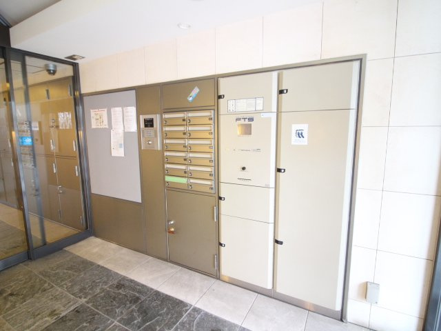 雅長岡京のエントランス|宅配BOX有り