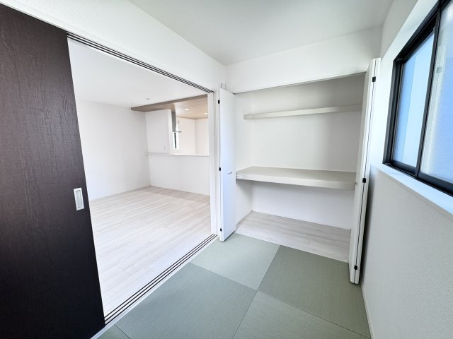 新築　前橋市関根町　GRAFARE　１号棟の和室|現地写真　リビング隣の和室はお子様の遊び部屋としてもちょうどいいですね♪							
