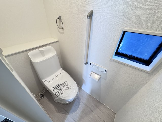 新築　前橋市関根町　GRAFARE　１号棟のトイレ|現地写真　節水タイプのウォシュレット付きトイレ、水道料節約に一役買います！

