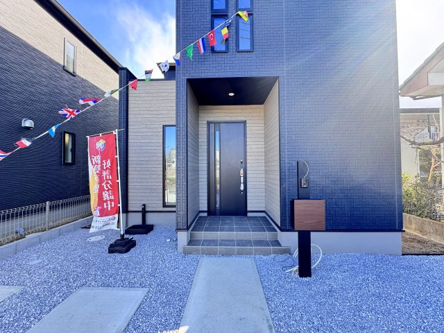 新築　前橋市関根町　GRAFARE　１号棟の玄関|現地写真　ポストと一体型のTVモニターホンでセキュリティ安心！
