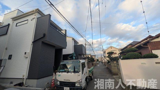 藤沢市辻堂元町５丁目３２４６新築戸建ての前面道路含む現地写真|前面道路含む現地写真です