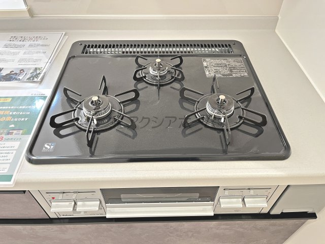 所沢市東狭山ケ丘1丁目・全1棟　新築一戸建　～駅徒歩3分～のキッチン|3口コンロ