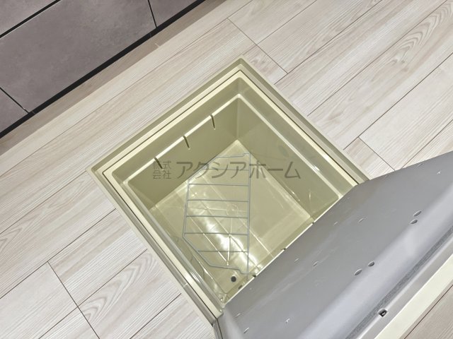 所沢市東狭山ケ丘1丁目・全1棟　新築一戸建　～駅徒歩3分～のキッチン|床下収納