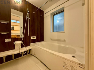 気密性と断熱性に優れ、外気の影響を受けにくく、浴室内の温度を一定に保ちやすいです。特に冬場は、暖房効率が高まり、快適なバスタイムを過ごせます。