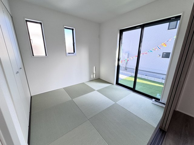 新築　前橋市関根町　GRAFARE　2号棟の和室|現地写真　リビング隣の和室はお子様の遊び部屋としてもちょうどいいですね♪							
