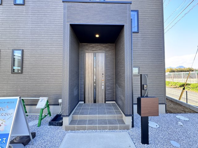 新築　前橋市関根町　GRAFARE　2号棟の玄関|現地写真　ポストと一体型のTVモニターホンでセキュリティ安心！
