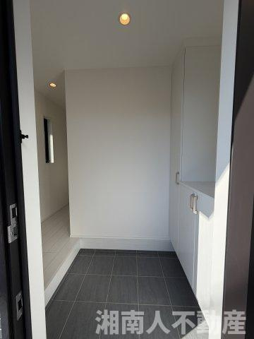 藤沢市辻堂元町５丁目３２４６新築戸建ての玄関|ゆったりとした玄関です