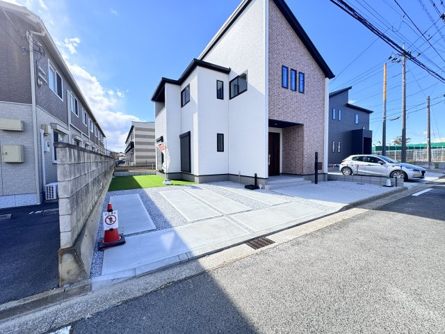 新築　前橋市関根町　GRAFARE　3号棟の駐車場|現地写真　駐車スペースは並列2台+1台分可能です！
