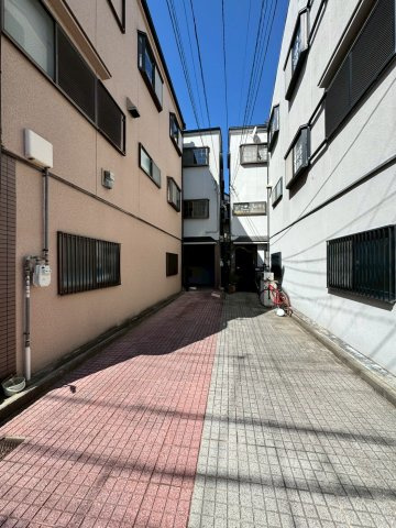 寝屋川市北大利町の前面道路含む現地写真