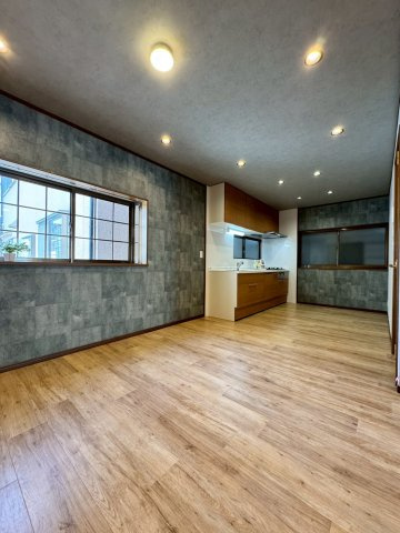 寝屋川市北大利町の居間・リビング|全室フローリングでお掃除もらくらく！
ゆったりした広さのある間取りで部屋数も多いのでご家族が多くても安心です。