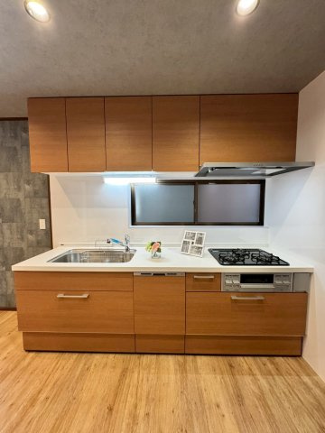 寝屋川市北大利町のキッチン|後片付けにうれしい食洗器付きシステムキッチン。
上下に収納付きで調理器具もすっきりです！