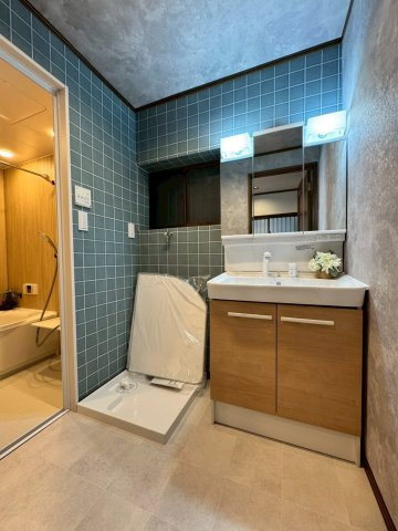 寝屋川市北大利町の独立洗面台|シンプルで使いやすい洗面化粧台です。
洗面室は窓付きで換気も安心です。