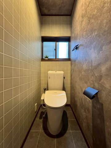 寝屋川市北大利町のトイレ|小窓付きトイレで換気も安心です。