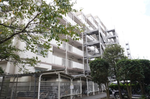 越谷ファミリータウンD棟の外観