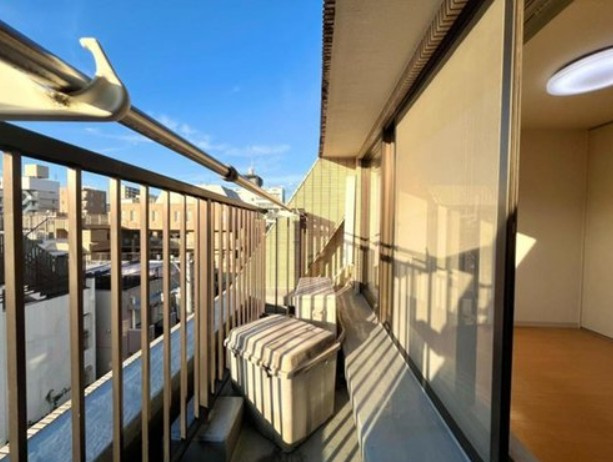 【バルコニー】 | サンコート池袋 | バルコニー面、壁一面の掃き出し窓からたくさんの陽の光が入ってまいります！