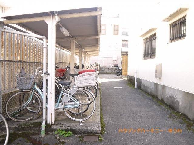 【その他共用部分】 | サンコート池袋 | 屋根付きの駐輪場となっていますので、雨の日でも大切な自転車が濡れずに済みます。