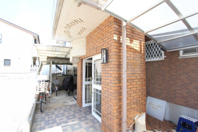 春日井市知多町４丁目の賃貸マンションのエントランス