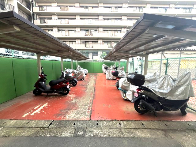 ライオンズマンション西所沢の駐車場