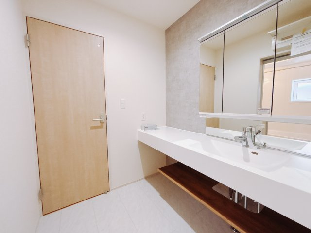 【新築戸建】前橋市下新田町の独立洗面台|■洗面室｜洗濯機を置いてもゆとりある広さの洗面脱衣室です♪三面鏡の洗面化粧台なので身支度もしやすくおしゃれが好きな方にも嬉しい設計です♪窓があるので換気の際も楽ちんです♪