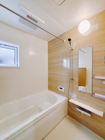 【新築戸建】前橋市下新田町の浴室|■浴室｜デザイン性に優れた浴室♪1日の疲れを癒す、ゆったりとしたバスタイムをぜひお過ごしください(*＾＾*)大きな窓付きで嬉しい♪