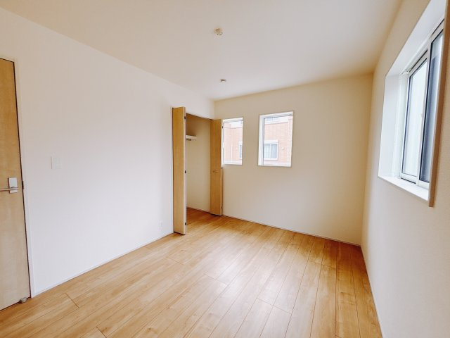 【新築戸建】前橋市下新田町の洋室|■1階洋室｜お子様の一人部屋にピッタリな洋室。木のぬくもりを感じるフローリングは、天然木の味わいが時とともに深みを増していきます。また、傷にも強く、フリーワックスでお手入れもラクラクです♪