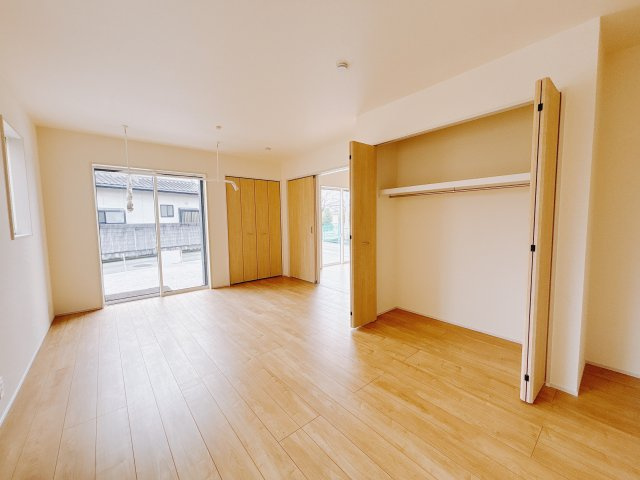 【新築戸建】前橋市下新田町の洋室|■1階洋室｜ナチュラルカラーの床です。模様替えなどとても楽しく工夫できます♪陽当たり、風通しもとても良いので毎日快適な生活スタートです！子供部屋にも良いですね♪