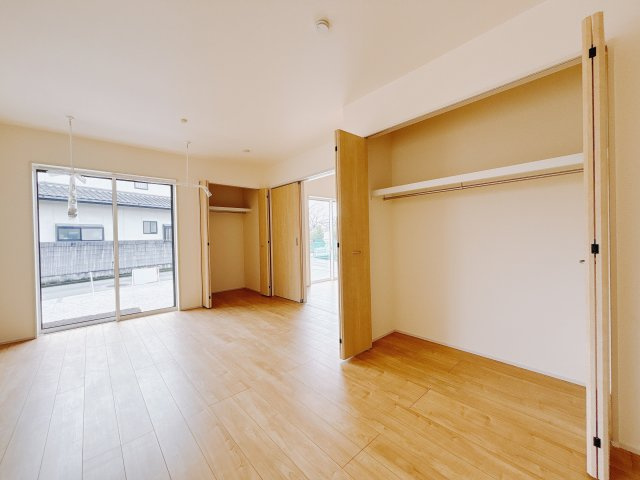 【新築戸建】前橋市下新田町の洋室|■1階洋室｜1階各居室には収納をご用意しています♪常にお部屋を綺麗に保てます！小さなお子様も自然とお片付けができるようになるのでうれしいですよね！