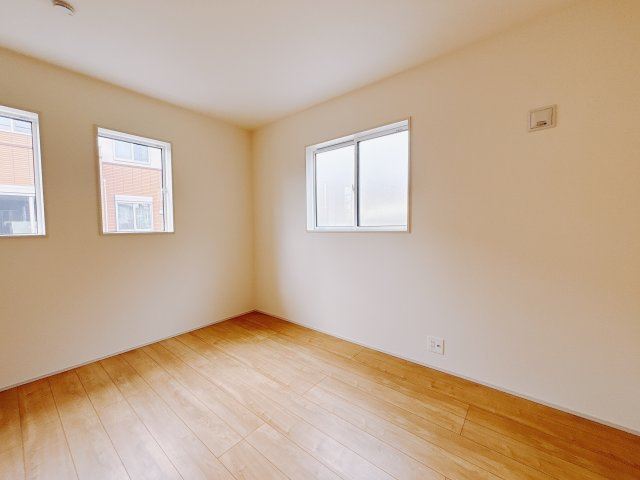 【新築戸建】前橋市下新田町の洋室|■1階洋室｜階洋室には大きな窓をご用意しています。日中はあたたかな日差し差し込み自分時間も充実できますね＾＾