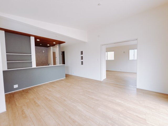 【新築戸建】前橋市下新田町の居間・リビング|■外観｜陽だまりのリビング、家事らくキッチンのお家、ついに完成！永く住むほどに愛着を深める、味わい豊かなデザインです。完成したばかりの新築を、一度ご覧になってみませんか？