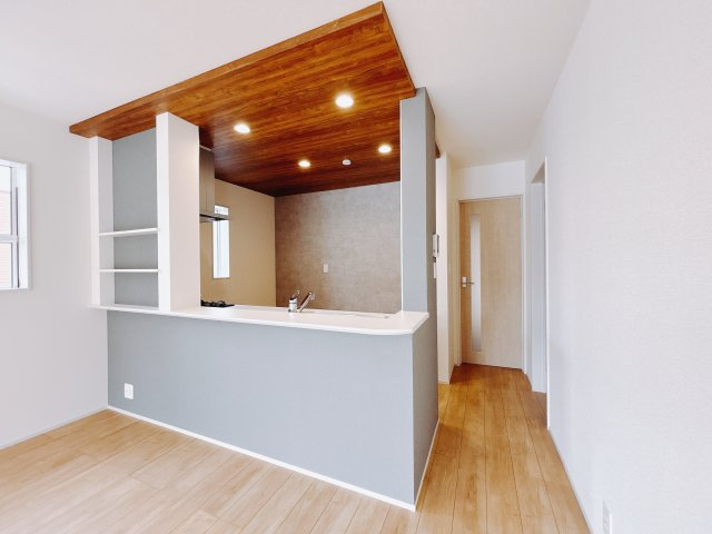 【新築戸建】前橋市下新田町のダイニング|■ダイニング｜お家にいるけどおしゃれなカフェに来ているような感覚になってしまうカフェカウンター☆ご家族ひとりひとりがお気に入りの過ごし方を楽しめる空間です♪