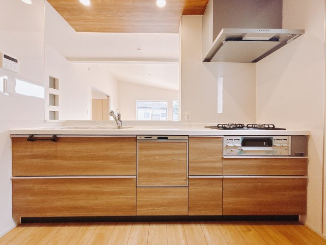 【新築戸建】前橋市下新田町のキッチン|■キッチン｜作業がはかどる広々カウンタースペース。会話がはずむ「オープンキッチン」なので家族とのコミュニケーションも活発になります。