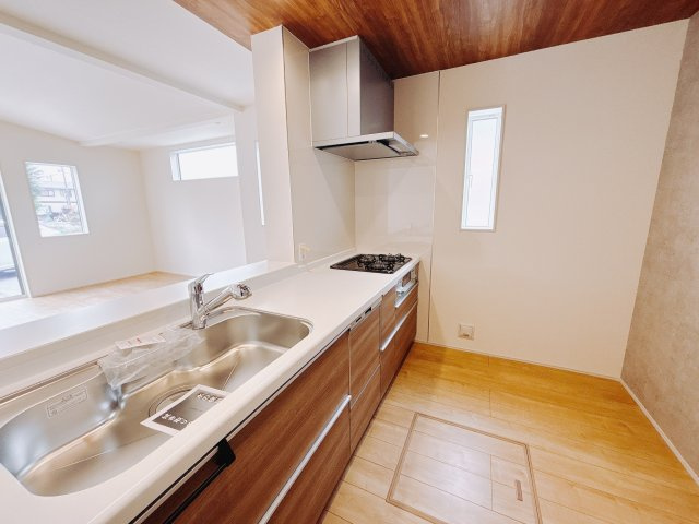 【新築戸建】前橋市下新田町のキッチン|■キッチン｜リビングまでの見通しが良く、家事をしながらでも、お子様の様子を見られるようになっています。お子様がいつもママのそばにいる安心感も生まれます♪