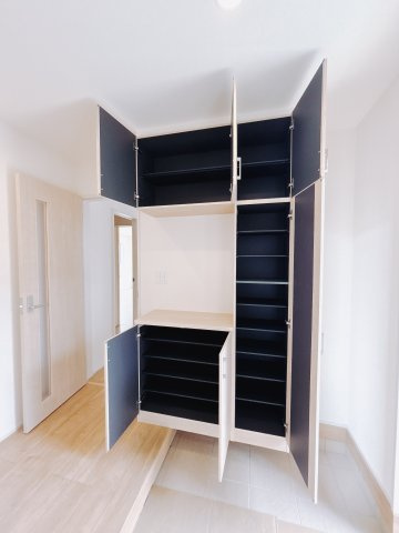 【新築戸建】前橋市下新田町の玄関|■玄関｜毎日の「いってらっしゃい」や「お帰りなさい」を大切なご家族と過ごす玄関は〈使いやすさ〉を追求しております。玄関横の物入は急な来客時でもさっとお片付けできるスペースを確保しています。