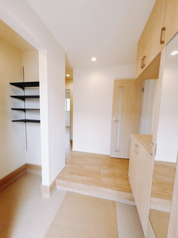 【新築戸建】前橋市下新田町の収納|■SIC｜S.I.Cはスペースが効率よく使える可動棚仕様！大きめのベビーカーやブーツ、平らなサンダルなど用途に合わせて段の高さが変えられます