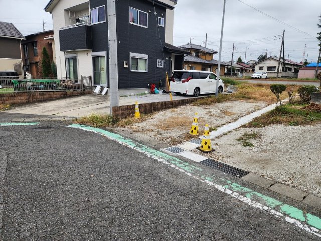 高崎市金古町全2区画売土地 B区画の前面道路含む現地写真