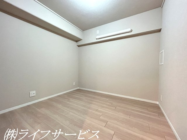【洋室】 | シャルム野中南公園 | サービスルーム4.3帖/クローゼット有