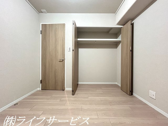 【洋室】 | シャルム野中南公園 | サービスルーム4.3帖/クローゼット有